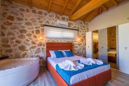 Villa Oga | Fethiye'de Taş Mimari Konseptli, Jakuzili Lüks Tatil Villası (1077)