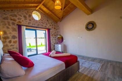 Villa Oga | Fethiye'de Taş Mimari Konseptli, Jakuzili Lüks Tatil Villası (1077)