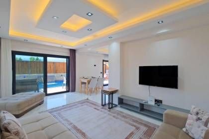 Villa White Day Elmas (1616)